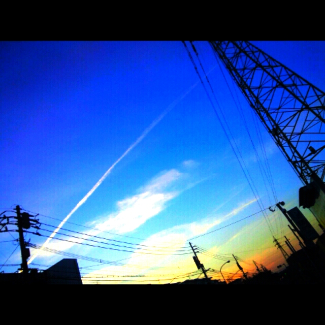 フリー素材 画像:夕焼けと飛行機雲の色取りが美しい(フリー画像